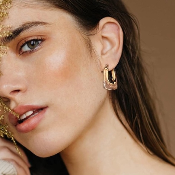 Minimalist Clear Gold Earrings - Picture 4 of 4